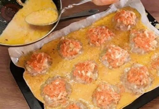 1. Этап. Ленивые голубцы, запечённые под соусом: 14. Шумовкой берем лук с морковью и кладем на голубцы. А соус выливаем в лоток между голубцами.