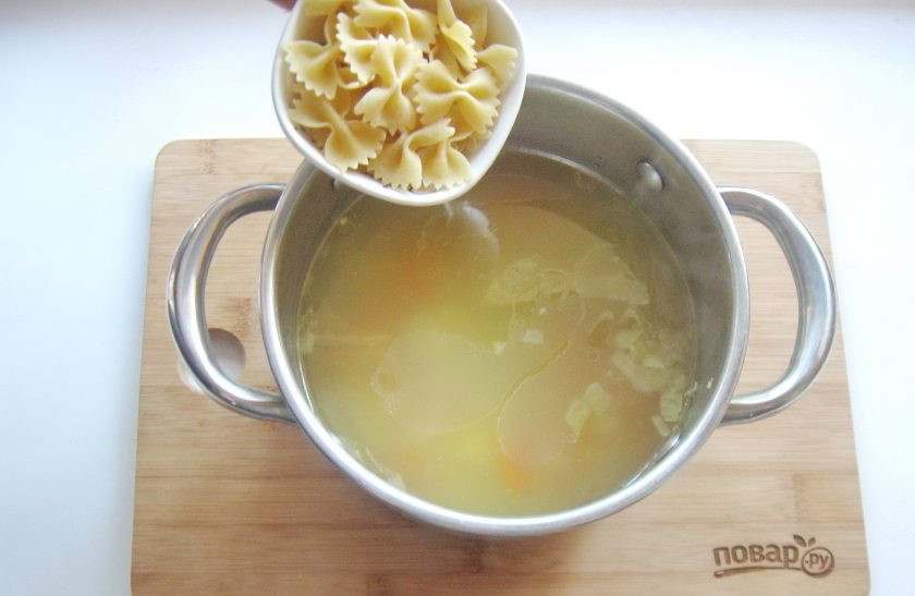 1. Этап. Суп из голени индейки: Когда овощи в супе будут почти готовы, добавьте фарфалле. Посолите суп по вкусу.