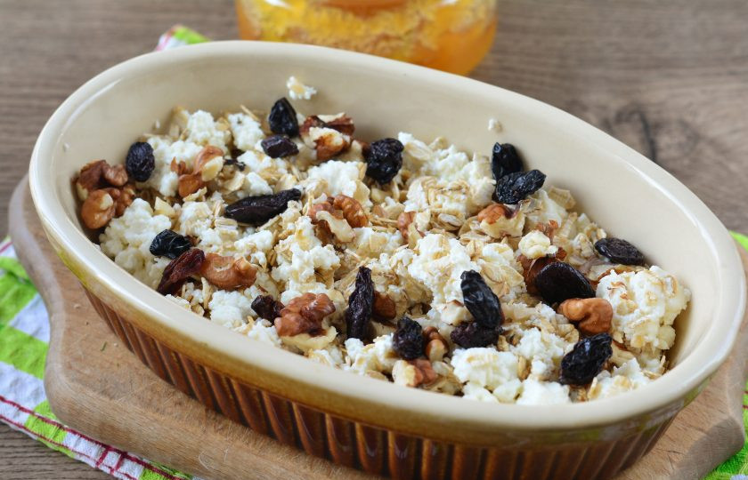 1. Этап. Гранола с творогом: Всыпьте орешки и промытый изюм. Изюм можете использовать темный или светлый.