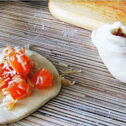 1. Этап. Пирожки с сёмгой: В центр каждого кружочка выкладываем немного нашей начинки, после чего сворачиваем пирожок. Важный момент - необходимо сворачивать пирожки так, чтобы вверху оставалось небольшое отверстие. Для наглядности смотрите на фото.