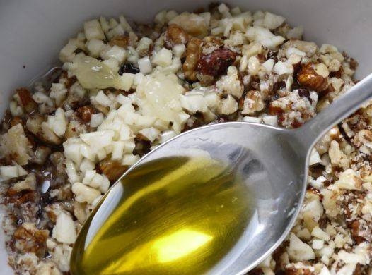 1. Этап. Салат из фасоли стручковой: В миске смешайте орехи с чесноком, уксусом, маслом, лимонным соком, водой. Оставьте заправку на 30 минут.