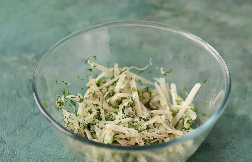 1. Этап. Салат из дайкона и лука: Соедините лук, чеснок, укроп и дайкон. Заправьте винным уксусом, перемешайте.