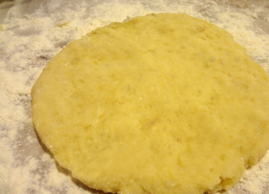 1. Этап. Зразы на сковороде: Получившееся картофельное тесто делим на равные части и раскатываем лепешки.