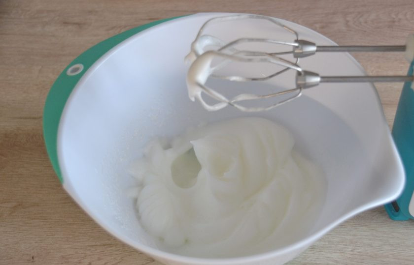 1. Этап. Пирожное Баунти: Взбейте яичные белки с щепоткой соли до пышной пены.