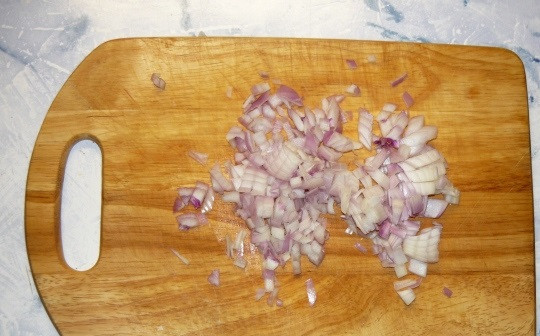 Фаршированные ракушки под сливочным соусом 1. Этап. Фаршированные ракушки под сливочным соусом: 4. Теперь можно заняться соусом. Для начала поставьте разогреваться сковороду с маслом. Очистите луковицу. Нарежьте ее мелкими кубиками (при желании можно и не использовать овощи).