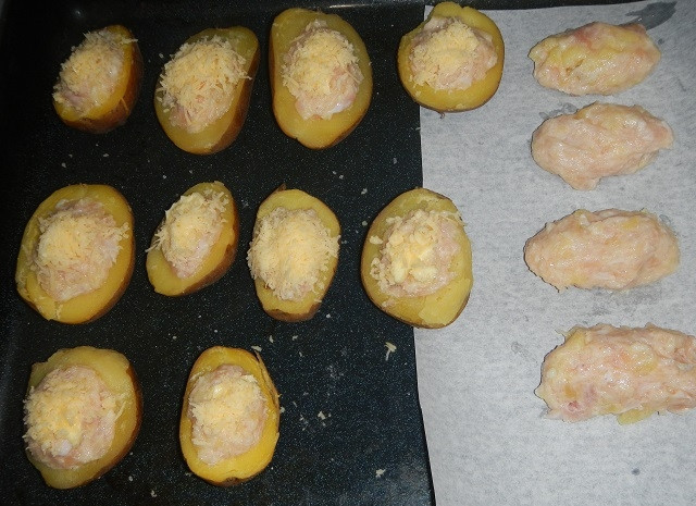 1. Этап. Картофель, запеченный с фаршем: Если картофеля не хватило, можете оставшийся фарш сформировать в виде котлет и просто запечь. Сверху посыпьте лодочки тертым сыром. Отправьте их в разогретую до 200 С духовку на 20 минут.