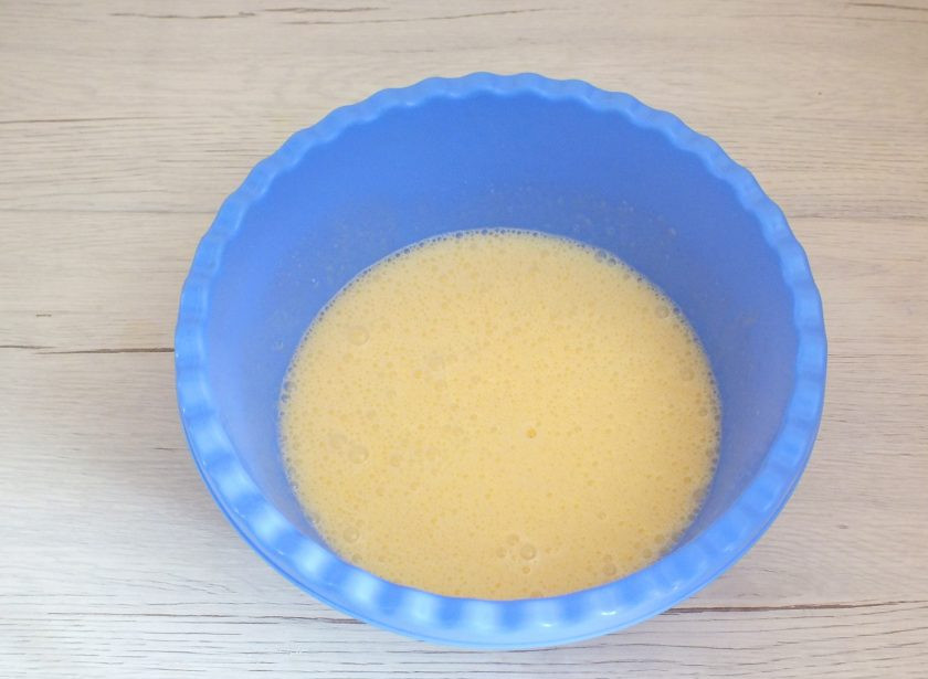 1. Этап. Кексы с персиками: Добавляйте по одному яйцу, после каждого взбивайте до однородного состояния.