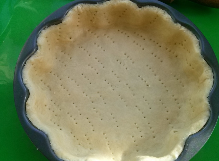 1. Этап. Яблочный пирог со сметанной заливкой (очень вкусный): Тесто раскатайте в тонкий пласт, выложите в форму (диаметр моей формы — 26см.), формируя бортики. Наколите в нескольких местах вилкой.