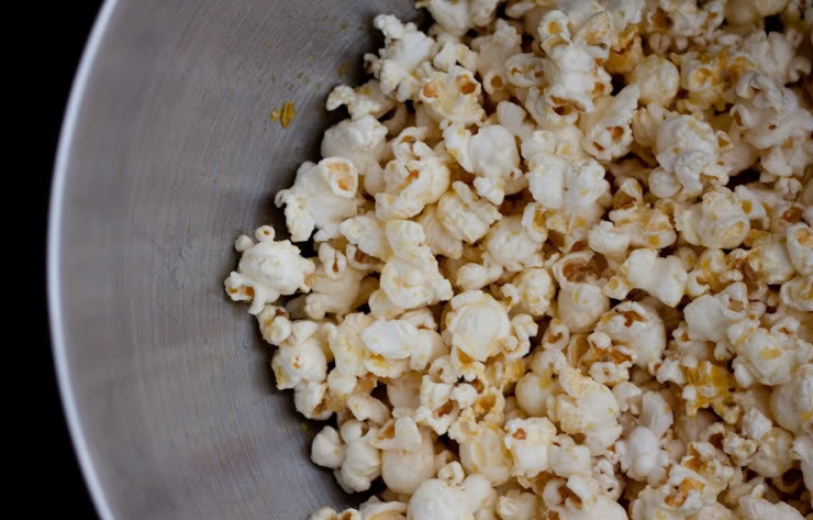 1. Этап. Домашний попкорн: Сначала положите два зёрнышка кукурузы. Закройте крышкой. Как только зёрнышки начнут 