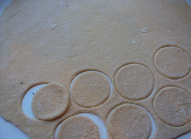 1. Этап. Тортеллини с мясом: Посыпаем ровную поверхность мукой и раскатываем на ней тесто в тонкий пласт, вырезаем из него кружочки диаметром около 5 см (можно так же нарезать на квадратики, как больше нравится).