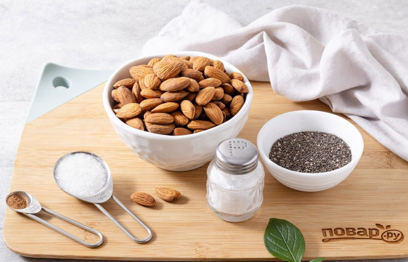 1. Этап. Миндальная паста с семенами чиа: Подготовьте все ингредиенты.