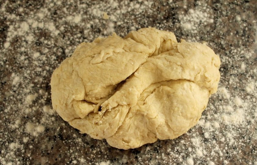 1. Этап. Простые лепешки: Аккуратно и постепенно добавляйте воду, каждый раз вымешивая, до тех пор, пока тесто не станет эластичным. Процесс займет 2-3 минуты.