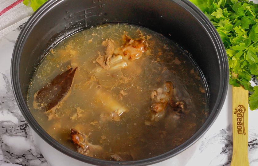 1. Этап. Костный бульон в мультиварке: Обязательно удалите образовавшуюся пену после 15 минут варки. Затем доварите бульон.