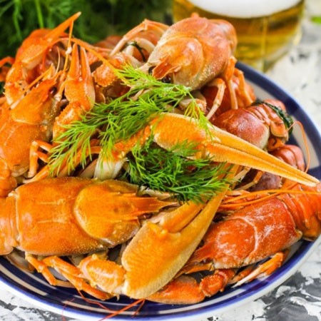 1. Stage. Crayfish in beer: Serve the crayfish with beer.