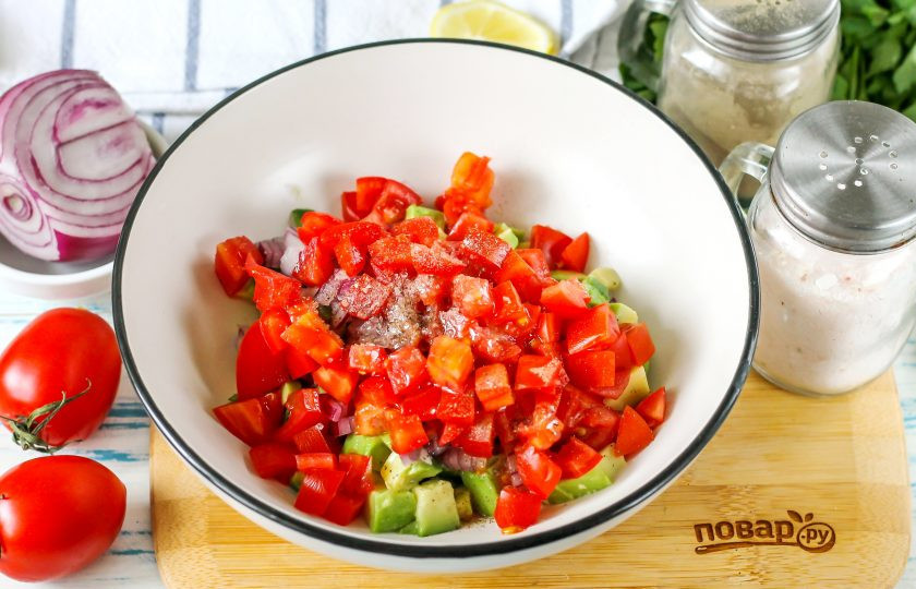 1. Этап. Гуакамоле с помидорами: Посолите, поперчите блюдо, добавьте лимонный сок и растительное масло: кукурузное, оливковое или подсолнечное.