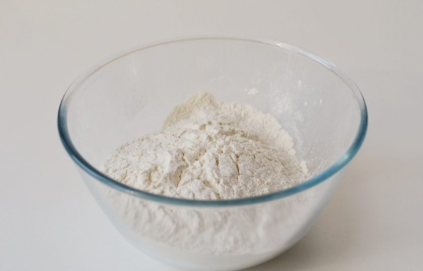 1. Этап. Бисквит на аквафабе: Просейте муку вместе с содой и солью.