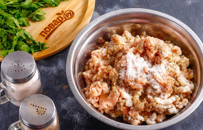 1. Этап. Куриная колбаса с салом: Всыпьте соль и молотый черный перец, тщательно вымешайте фарш и поместите его в холодильник минимум на 2 часа, чтобы он пропитался чесночно-луковым ароматом.