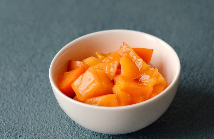 1. Этап. Смузи с хурмой: Хурму помойте и обсушите. Нарежьте ломтиками среднего размера.