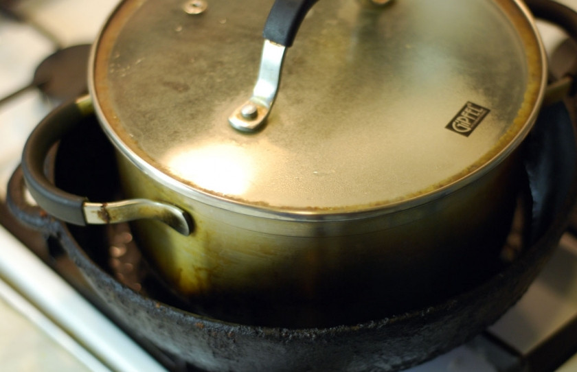 1. Этап. Жареные перепелки: Потом разогрейте сковороду, оботрите тушки бумажными полотенцем, чтобы при жарки не было много брызг. Налейте на сковороду оливкового (или другого растительного масла), выложите тушки сначала вниз стороной без кожи. Сверху поставьте гнет, это может быть кастрюля с водой. Жарьте минут 3-4, можно 5, чтобы мясо схватилось.