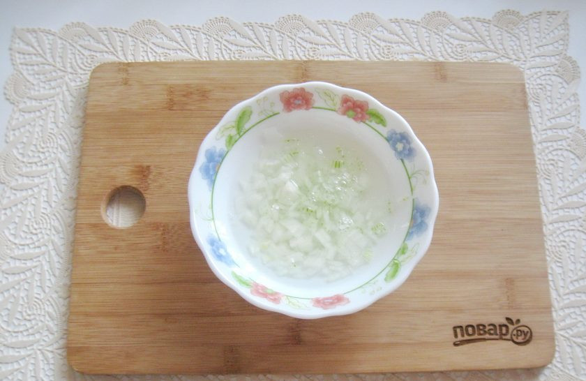 1. Этап. Салат со свининой и солеными огурцами: Влейте уксус и 2-3 столовые ложки воды. Дайте постоять луку в маринаде 10-15 минут.