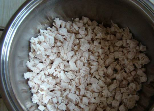 1. Этап. Салат Юрий: Куриное филе порежьте кусочками.