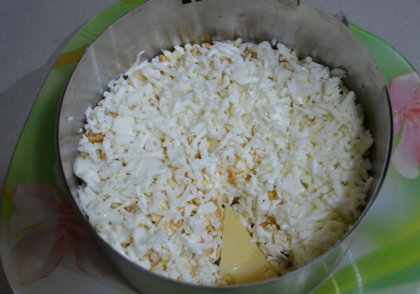 1. Этап. Салат Мышки-шалунишки: Сверху выложите вторую половину натертых белков.