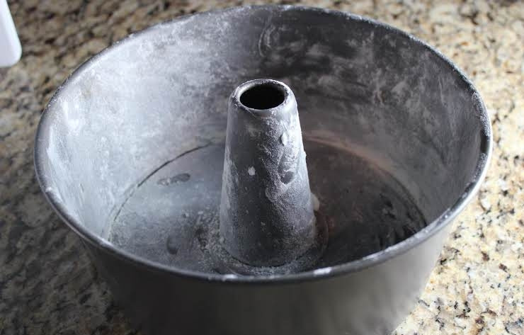 1. Этап. Домашний кекс: 1. Смажьте форму сливочным маслом, затем посыпьте мукой и проверните форму в разные стороны, лишнее стряхните на стол.