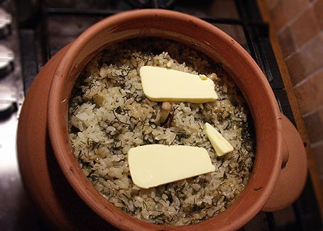 1. Этап. Рис с грибами в горшочках: Достать горшочки из духовки, попробовать рис. если он почти готов - положить в каждый горшочек немного сливочного масла и вылить на поверхность риса по 2-3 столовых ложки сливок. Увеличить температуру до 200С и отправить горшочки в духовку еще на 10 минут.