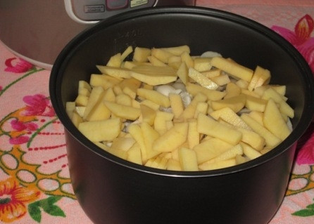 1. Этап. Вешенки с картошкой в сметане: Очищенный картофель нарезаем брусочками и тоже отправляем в чашу. Можно грибы и картофель выкладывать слоями, тогда меньше перемешивать придется.