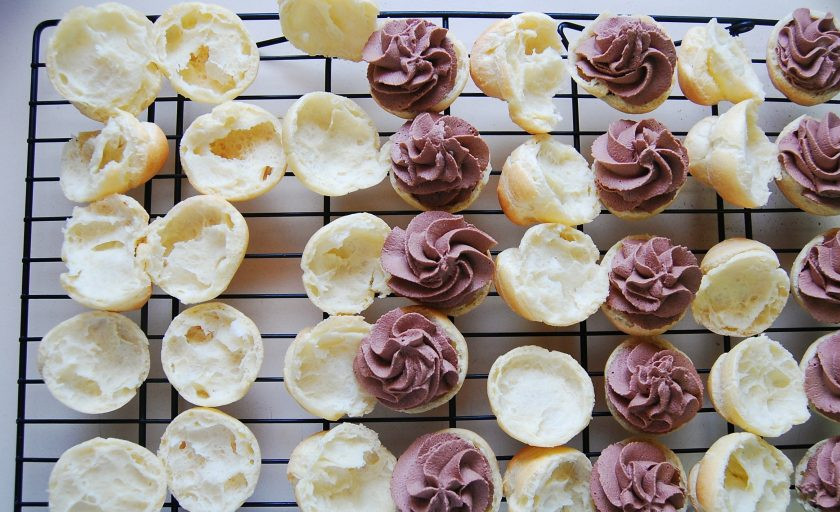 1. Этап. Профитроли с ромовой начинкой: 6. Профитроли разрежьте пополам. На нижнюю часть выдавите крем.