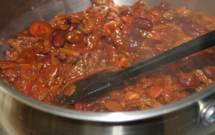 1. Этап. Мексиканский фасолевый суп: Перекладываем массу в кастрюлю, добавив фасоль вместе с жидкостью из банки.