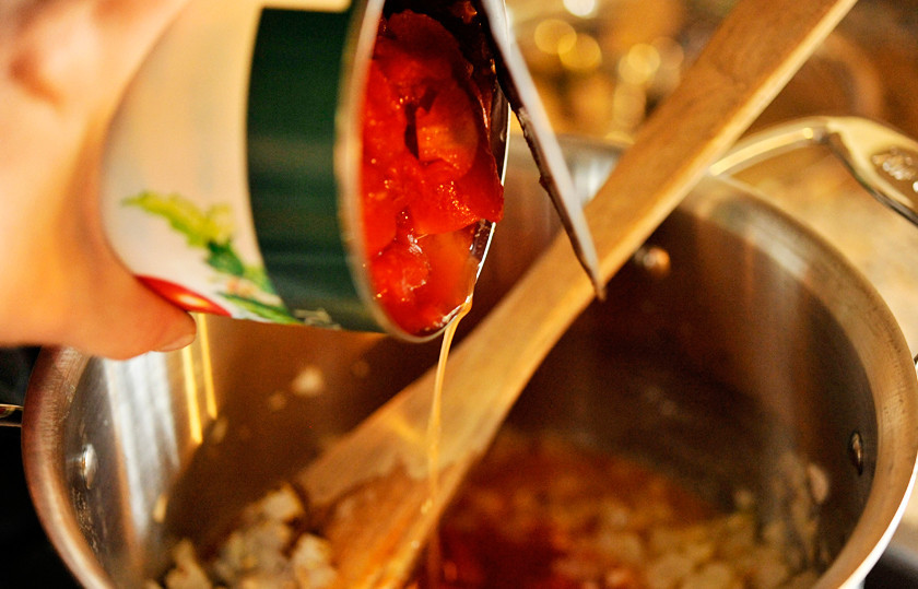 1. Этап. Томатный суп в хлебе: Приготовим томатное пюре. Томаты очищаем от шкурки (ошпарив кипятком) и измельчаем в блендере. Полученную массу добавляем в кастрюлю.