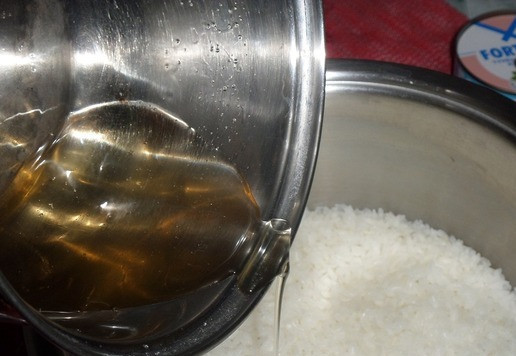 1. Этап. Закуска из риса А-ля Онигири: В кастрюлю с рисом добавляем приготовленную заправку.