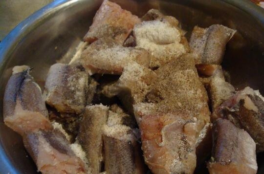 1. Этап. Хек жареный: Хека промойте, удалите у него косточки, выпотрошите и нарежьте тушку порционными кусочками. Не забудьте убрать хвост, голову и плавники. Рыбу посолите и поперчите. Оставьте её на 15 минут.