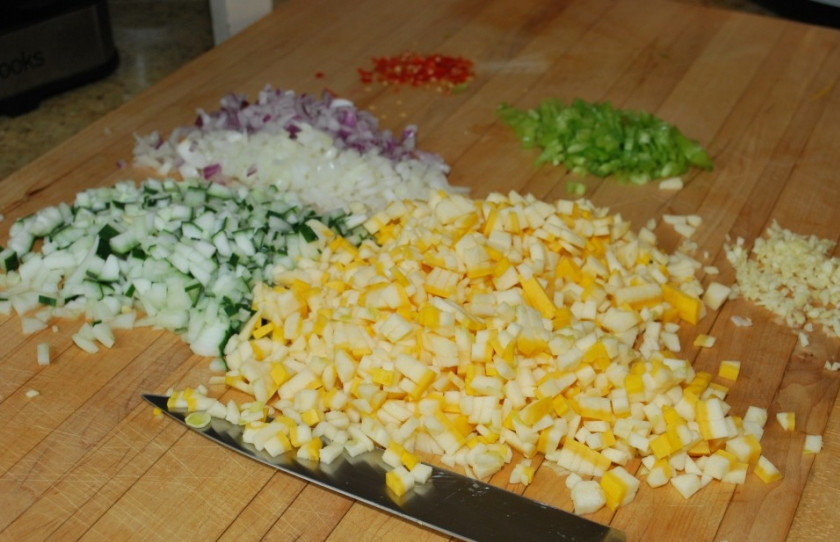 1. Этап. Гаспачо: 3. Режем дальше. Все овощи, очищенные от грубой кожуры (если такая имеется) нарезаем.