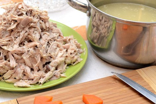 1. Этап. Заливное из курицы в мультиварке: Когда режим закончится, аккуратно извлекаем из чаши курицу и морковь, лук и специи можем выкинуть, они нам не понадобятся. Теперь нам нужно дождаться, пока курица немного остынет, и отделить мясо от костей, измельчить его. Желатин замачиваем согласно инструкции, затем процеживаем бульон, добавляем в него молотый перец и желатин. Включаем режим 