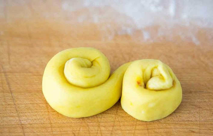 1. Этап. Булочки с шафраном: 10. Сформируйте из колбаски английскую букву «S».