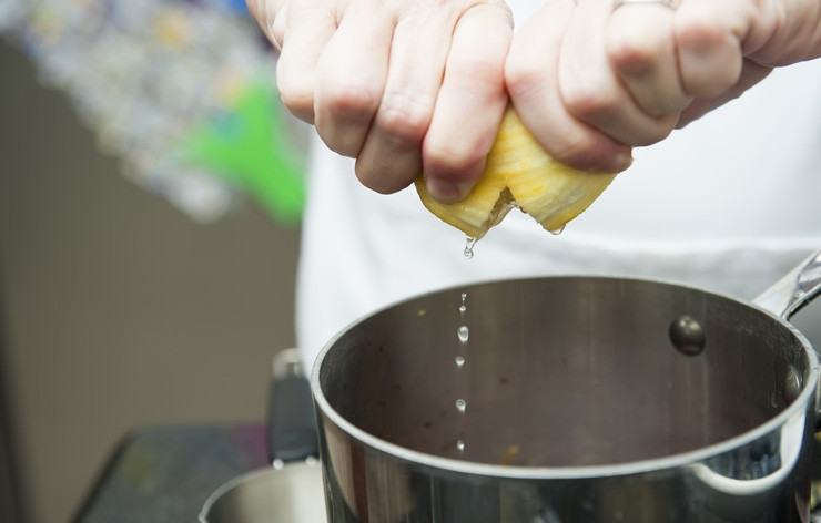 1. Этап. Сорбет из черники: 2. Выдавите в кастрюлю и лимонный сок.