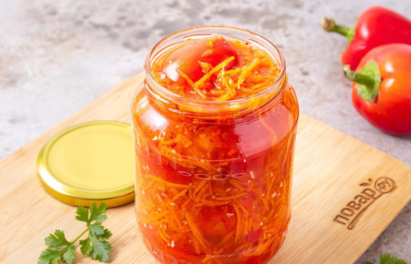 1. Этап. Помидоры в овощной заливке: Влейте овощную заливку в банку с помидорами.