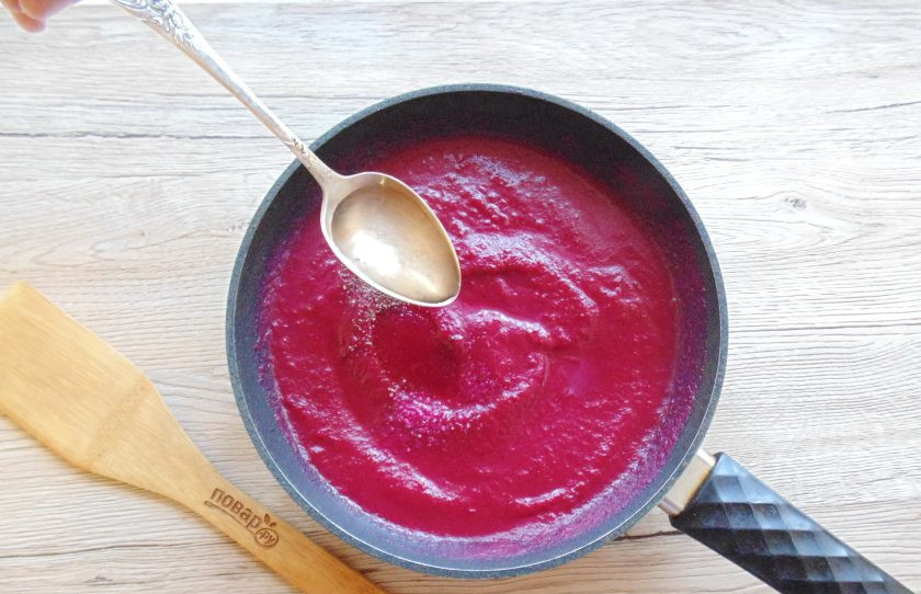 1. Этап. Свекольный кетчуп на зиму: Влейте уксус. Тушите свекольное пюре 15-20 минут на небольшом огне.