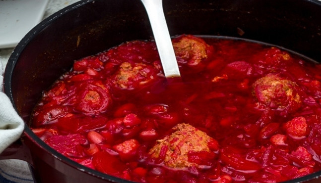 1. Этап. Свекольный суп на курице: Далее в суп добавьте фрикадельки, бульон вновь доведите до кипения. Потом добавьте нарезанный баклажан, лавровый лист, фасоль, сливочное масло и тимьян.