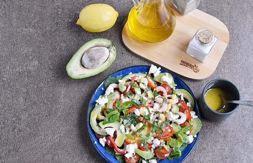 1. Этап. Салат с креветками, авокадо и помидорами черри: Посыпьте салат сверху раскрошенным сыром фета. По желанию добавьте немного любимой зелени.