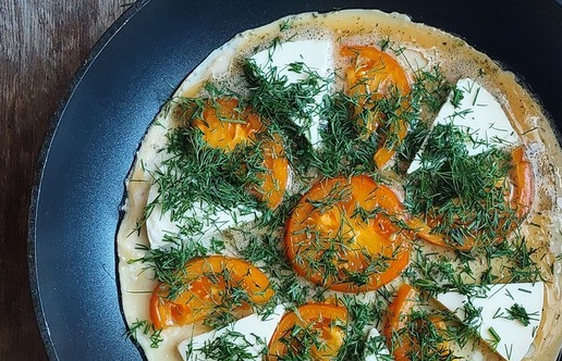 1. Этап. Тортилья с яйцами, сыром и помидорами: Посыпать укропом.