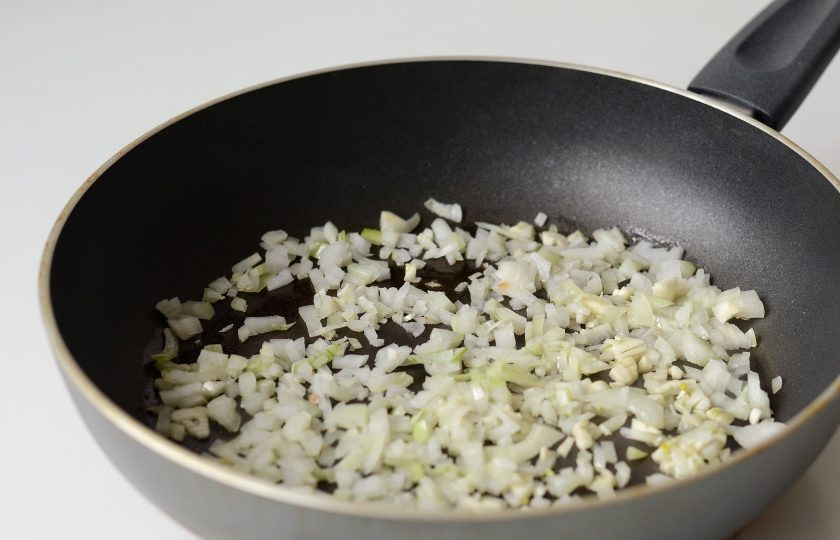 1. Этап. Гречотто с грибами: Обжарьте на сковороде мелко порубленный репчатый лук и чеснок. Добавьте тимьян.