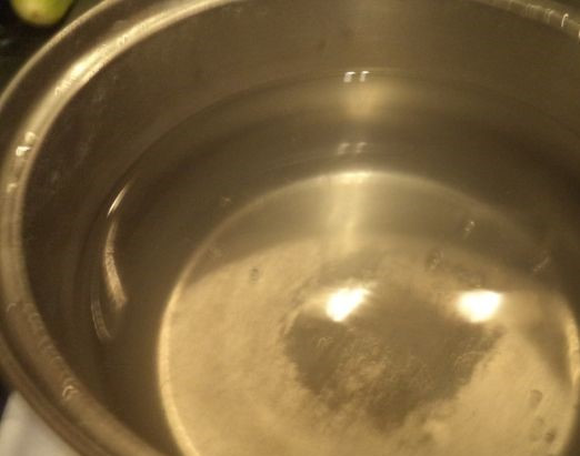 1. Этап. Соленые огурцы без уксуса на зиму: 1. Перед тем как приготовить соленые огурцы без уксуса на зиму, подготовьте сами овощи. Для этого положите их холодную воду на три часа. Растворите соль в воде. Порежьте все необходимые для консервации продукты на небольшие кусочки.