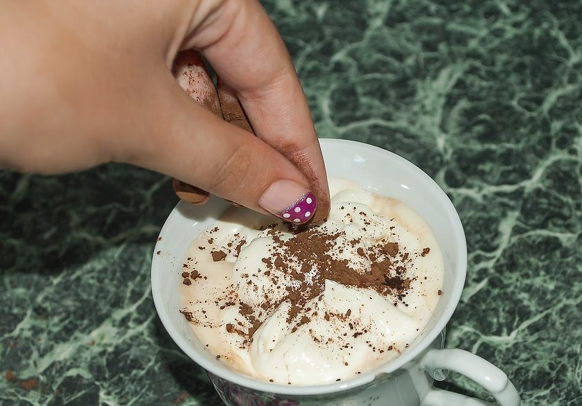 1. Этап. Кофе Тирамису: 5. Украсьте какао и наслаждайтесь ароматным кофе.