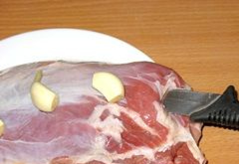 1. Этап. Телятина в рукаве для запекания: Нашпиговываем мясо чесноком.