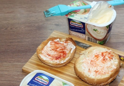 1. Этап. Бургер с котлетой и сыром гриль-чиз: 3. Смазать разрез булочки мягким плавленным сыром и томатным кетчупом.