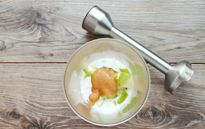 1. Этап. Смузи из кабачков: Добавьте в чашу мед и пробейте все до однородного состояния. Разлейте по бокалам и подавайте.