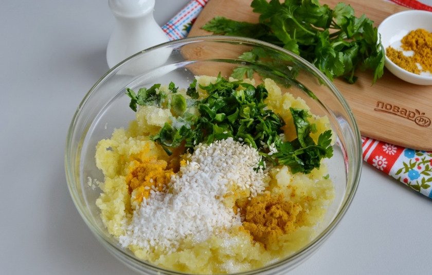 1. Этап. Алу патры: Теплый картофель растолките толкушкой или вилочкой. Добавьте к нему соль, сахар, кунжут, кокосовую стружку, зелень, куркуму, и гарам масала (или карри).